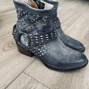 Very Volatile Studded Leather Western Ankle Booties Size 6,5 Blue Gray Harness